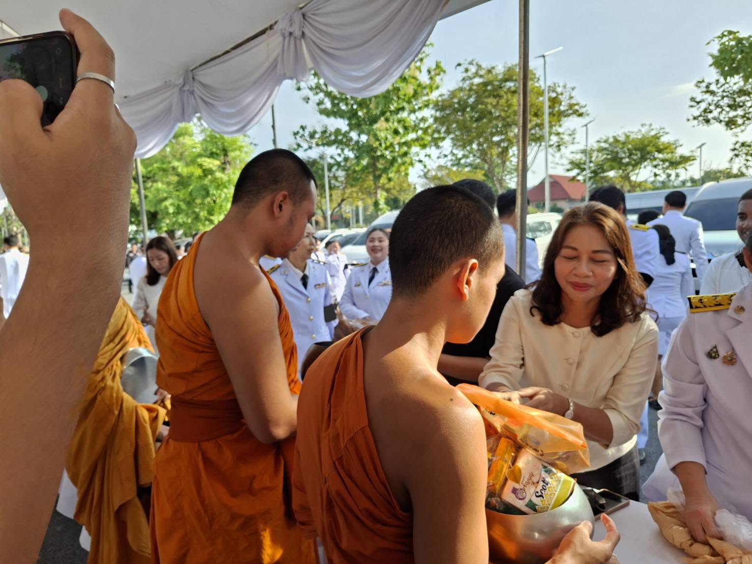 title - พิธีสวดพระพุทธมนต์ ทำบุญตักบาตร ถวายเป็นพระราชกุศล และพิธีวางพวงมาลา เนื่องในวันคล้ายวันสวรรคต พระบาทสมเด็จพระบรมชนกาธิเบศร มหาภูมิพลอดุลยเดชมหาราช บรมนาถบพิตร “วันนวมินทรมหาราช” ประจำปี 2569